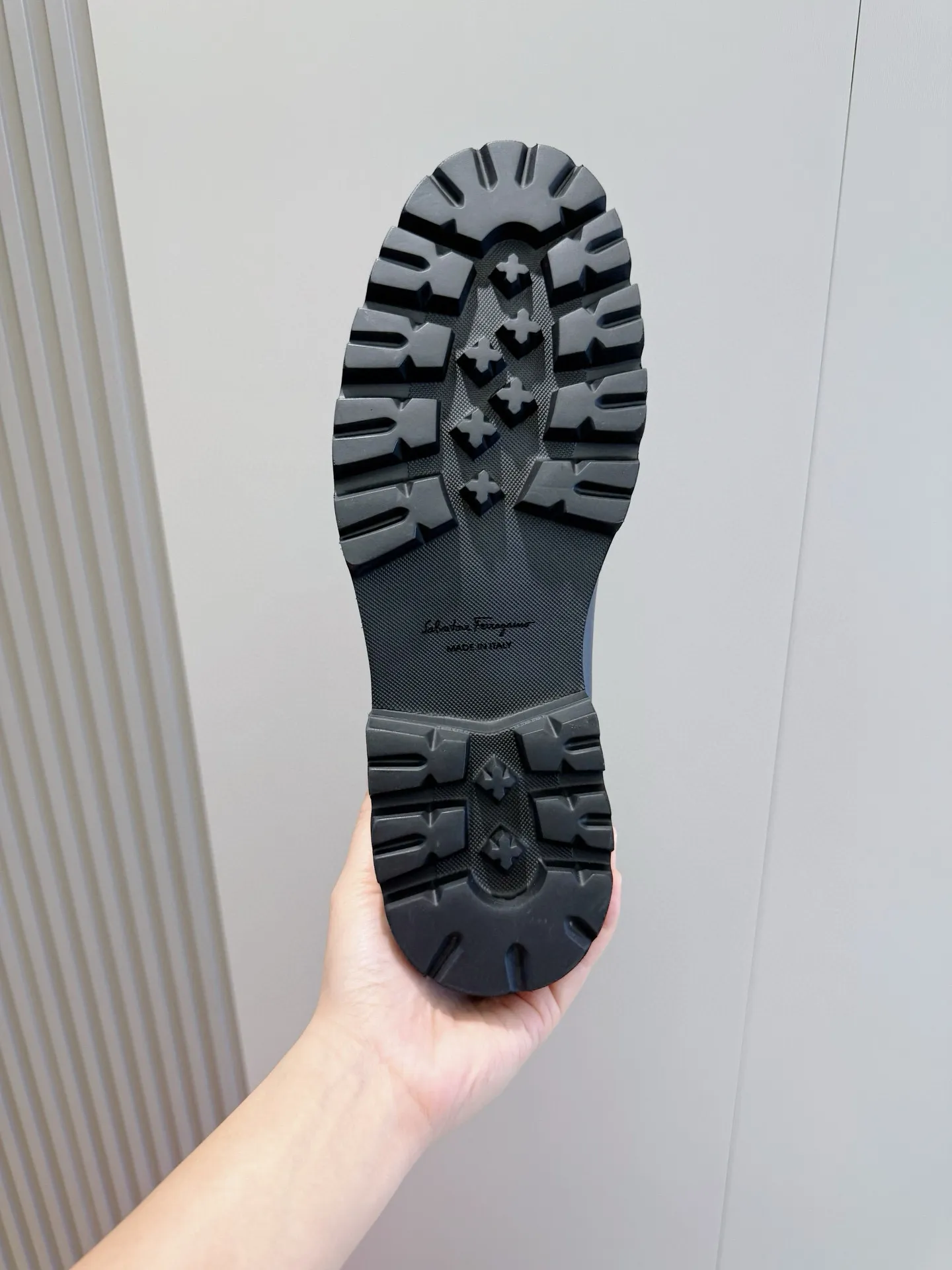 [Ferragamo] Top P: 760💰 Number of yards: 39~44 (38.45. Customized, non-returnable) Ferragamo men's leather derby shoes. The new derby shoes are light in texture and cool in style. They adopt exquisite eyelet uppers and novelly define urban trends. Made of brushed cowhide, it has a plump and rounded toe box and is decorated with delicate wingtip decorative details. Imported cowhide + cowhide lining.